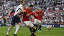 Duel pemain Manchester United, Chris Smalling dan pemain Tottenham Hotspur, Harry Kane pada semifinal Piala FA di Wembley stadium, London, (21/4/2018). MU menang 2-1. (AP/Frank Augstein)