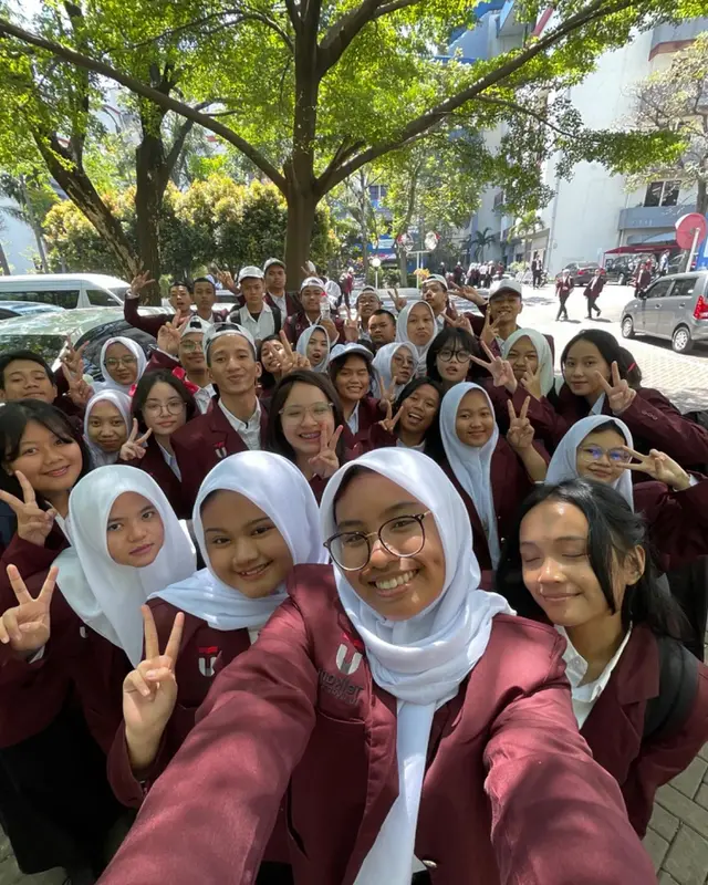 6 Potret Shakiena Azalea, anak Okie Agustina yang kini resmi kuliah di DKV