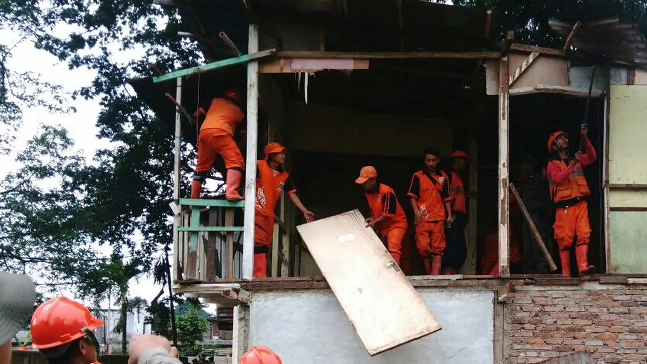 Penertiban bangunan liar di bantaran Sungai Ciliwung.