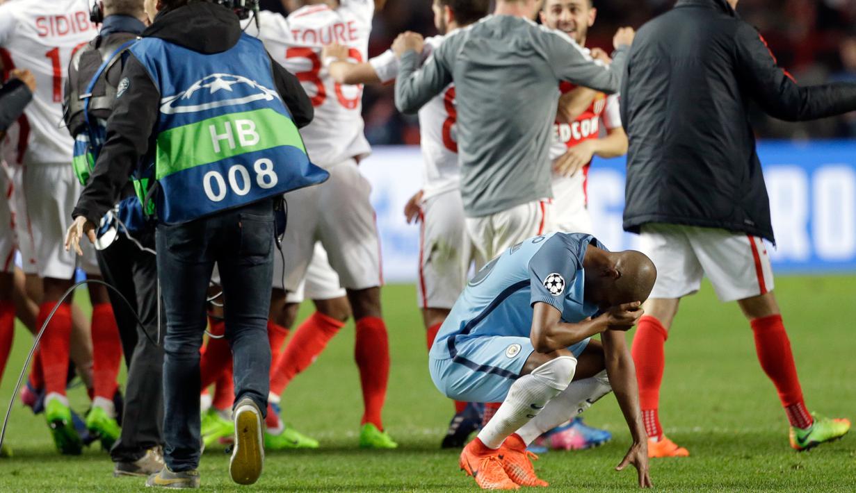 Gelandang Manchester City, Fernandinho menutupi wajahnya usai pertandingan melawan AS Monaco pada leg kedua babak 16 besar Liga Champions di stadion Louis II, Monaco (16/3). City gagal lolos ke perempat final Liga Champions. (AP/Claude Paris)