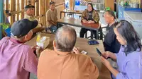 Eko Suwarni ketika dikerubuti masyarakat yang konsultasi persoalan hukum, ia memang selalu menyempatkan berbaur dengan masyarakat untuk memberi edukasi tentang hukum, ketika melakukan perjalanan ke manapun. Foto: liputan6.com/felek wahyu