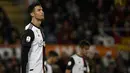 Reaksi Ronaldo saat gol pertama AS Roma yang dicetak Edin Dzeko Steven Nzonzi melanggar Cristiano Ronaldo pada laga lanjutan Serie A yang berlangsung di Stadion Olimpico, Roma, Senin (13/5). AS Roma menang 2-0 atas Juventus. (AFP/Filippo Monteforte)