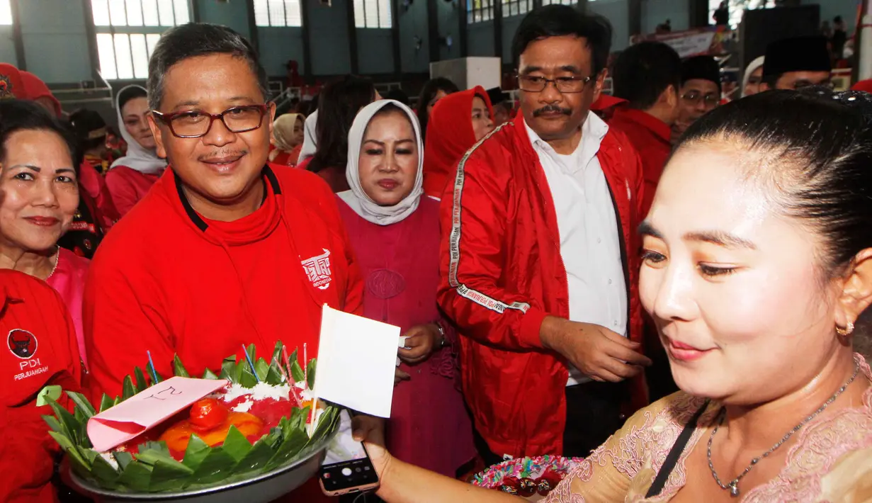 Sekretaris TKN Jokowi-Ma'ruf Amin, Hasto Kristiyanto bersama 1500 perempuan Banten mendeklarasikan diri mendukung pasangan calon nomor urut 01 Joko Widodo-Ma'ruf Amin di GOR Dimyati, Tangerang, Banten, Jumat (21/12). (Liputan6.com/HO/Dodi)