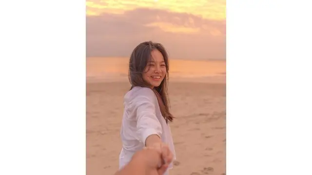 Tak hanya hobi bernyanyi, wanita yang dikabarkan dekat dengan Kiki ini juga suka travelling.