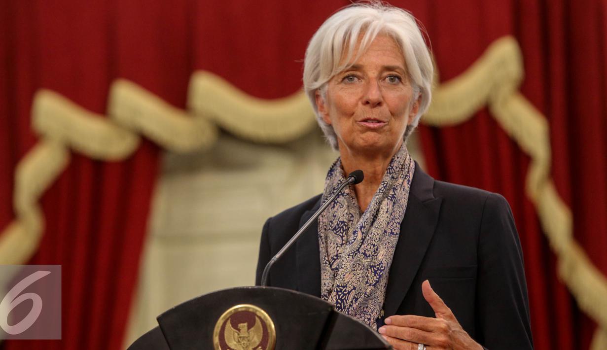 Direktur Pelaksana Dana Moneter Internasional (IMF) Christine Lagarde memberikan keterangan pers usai pertemuan tertutup di Istana Merdeka dengan Presiden Jokowi, Jakarta, Selasa (1/9/2015). (Liputan6.com/Faizal Fanani)