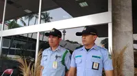 Petugas Pengamanan Dalam (Pamdal) DPR/MPR, Bayu Satria, rela tidak pulang untuk mengamankan acara pelantikan Joko Widodo dan Ma'ruf Amin sebagai presiden dan wakil presiden periode 2019-2024. (dok.merdeka.com)