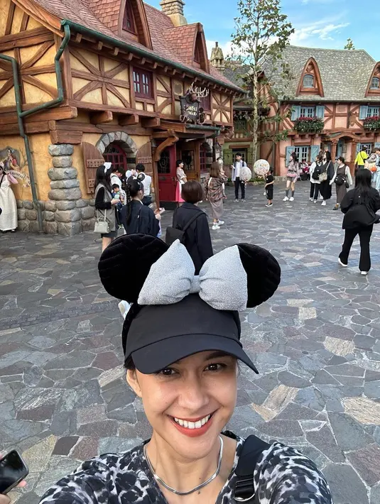 Istri Andrew White itu pun membagikan banyak momen kegiatan dirinya dan sang istri saat liburan ke Negeri Sakura tersebut. Dari pergi ke Tokyo Disney Resort hingga kulineran.  [@nanamirdad_]