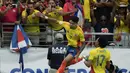 Penyerang Kolombia Luis Diaz (kiri) merayakan gol pembuka timnya yang dicetak ke gawang Kosta Rika dalam matchday kedua Grup D yang digelar di State Farm Stadium pada Sabtu (29/6/2024) pagi WIB. (AP Photo/Matt York)