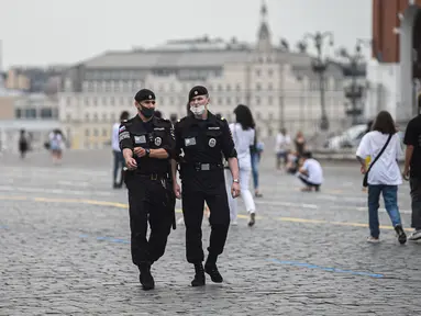 Polisi mengenakan masker berpatroli di Lapangan Merah di Moskow, Rusia (8/7/2020). Rusia melaporkan 6.562 kasus baru COVID-19 dalam 24 jam terakhir, sehingga totalnya bertambah menjadi 700.792, demikian disampaikan pusat tanggap coronavirus negara tersebut pada Rabu (8/7). (Xinhua/Evgeny Sinitsyn)