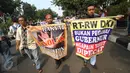 Massa dari Forum RT/RW membentangkan spanduk penolakan terhadap Gubernur DKI, Basuki Tjahaja Purnama di Balai Kota DKI Jakarta, Jumat (16/9). Mereka melakukan aksi damai dalam bentuk long march serta orasi kebebasan. (Liputan6.com/Immanuel Antonius)