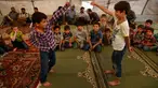 Anak-anak berlatih seni bela diri dalam kegiatan rekreasi di kamp pengungsian al-Bab, Suriah, Selasa (29/5). Ribuan orang terpaksa mengungsi setelah kubu oposisi menyerah di Ghouta Timur. (AP Photo/Lefteris Pitarakis)