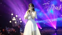 Kontestan Indonesian Idol asal Surabaya ini selalu tampil memukau saat bernyanyi. Tak hanya suara merdu, gaya penampilannya pun sangat menawan seperti saat Melisa Hartanto memakai gaun warna putih. (Liputan6.com/IG/@melisahart_)