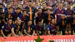 Pemain Barcelona berpose dengan Piala Joan Gamper saat berselebrasi di stadion Camp Nou, Spanyol (15/8). Barcelona menang telak 3-0 atas Boca Juniors. (AP Photo/Manu Fernandez)