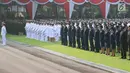 Sejumlah Perwira Remaja (Paja) TNI-Polri mengikuti upacara pelantikan Prasetya Perwira Remaja (Praspa) 2017 di Istana Merdeka, Selasa (25/7). Pelantikan dilakukan langsung oleh Presiden Joko Widodo (Jokowi). (Liputan6.com/Angga Yuniar)