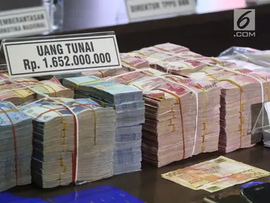 Barang bukti kasus Tindak Pidana Pencucian Uang (TPPU) narkotika di kantor BNN, Jakarta, Selasa (26/1). Barang bukti uang senilai Rp 1,6 miliar itu bersumber dari kasus narkotika jaringan Togiman, Haryanto, Candra dan kawanan (Liputan6.com/Arya Manggala)
