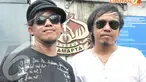 Ian Kasela dan Moldy menjenguk Dewi Perssik di Rutan Pondok Bambu, Jakarta Timur, Jumat (11/4/2014) (Liputan6.com/Panji Diksana).