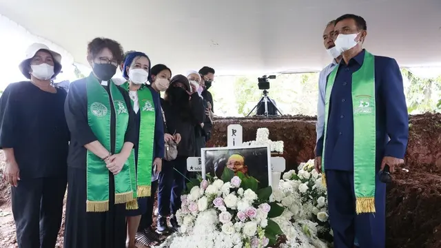 [Fimela] Pemakaman Bob Tutupoly