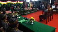 Suasana sidang adat terhadap perusahaan perkebunan kelapa sawit PT Mustika Sembuluh di Palangka Raya, Kalteng, Senin (14/5/2018). (Liputan6.com/Rajana K)