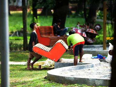 Pekerja menyelesaikan proyek revitalisasi Tebet  Eco Park, Jakarta, Kamis (17/3/2022). Proses revitalisasi Taman Kota Tebet  menjadi Tebet Eco Park mengadopsi visi connecting people with nature. (merdeka.com/Imam Buhori)