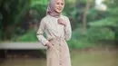 Kombinasi top floral warna krem dan rok nuansa coklat sempurna dipadukan dengan hijab warna dusty purple. {Instagram/xolovelyayana].