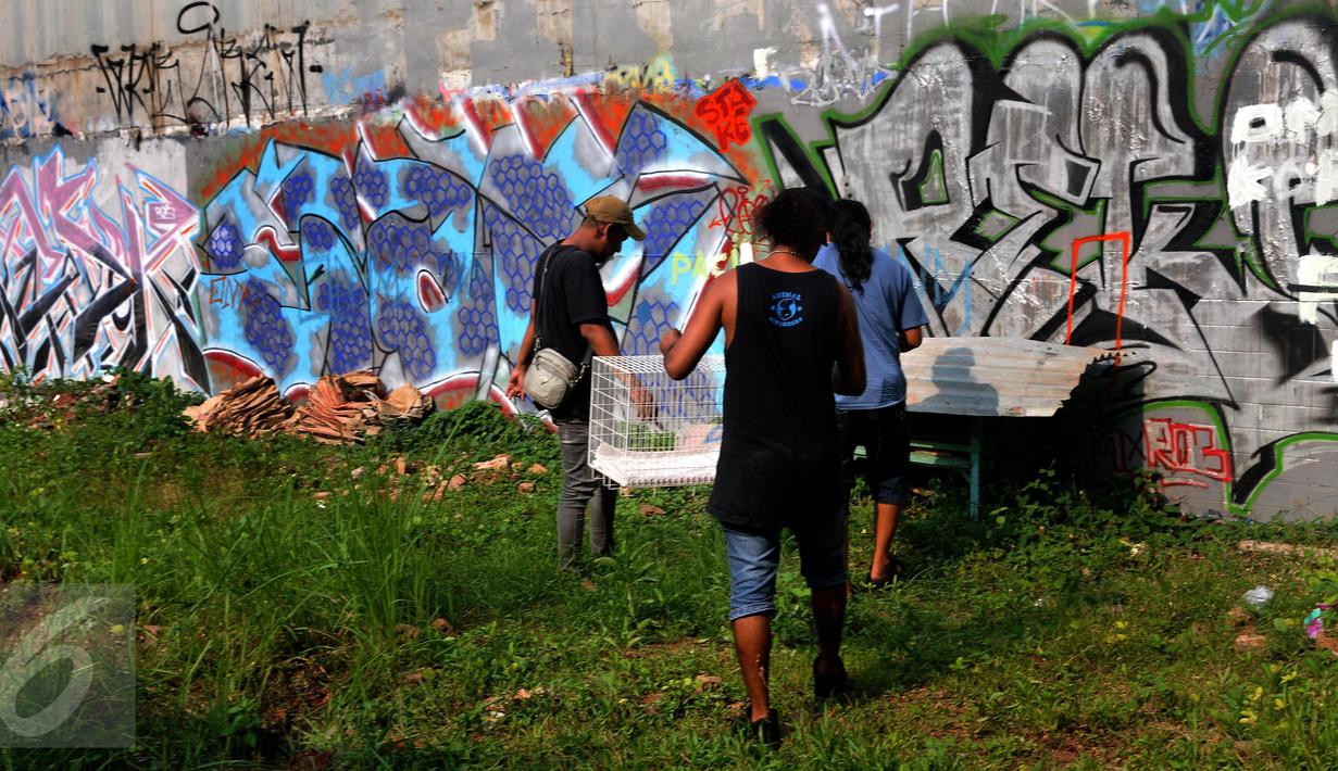 Rumah itu merupakan tempat perlindungan bagi hewan yang berhasil diselamatkan dari berbagai tempat di Ibu kota dan sekitarnya oleh Doni Herdaru Tona dan tim Animal Defender, kelompok penyelamat hewan, khususnya anjing dan kucing (Liputan6.com/Johan Tallo)