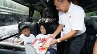 Direktur Utama Telkom Ririek Adriansyah melepas keberangkatan para peserta Mudik Bersama BUMN 2025 dilakukan di Gelora Bung Karno (GBK), Jakarta, pada Kamis (27/3/2025).