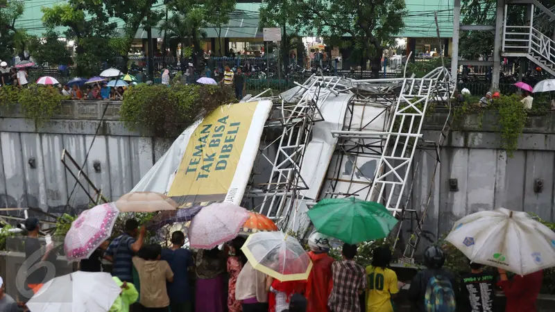 20160924 JPO Pasar Minggu Roboh Jadi Tontonan Warga, Lalu Lintas Macet