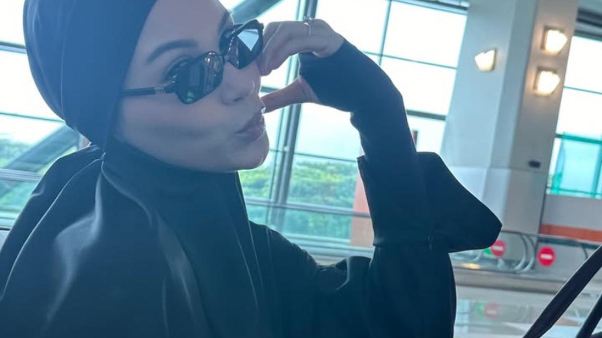 Tampilan Tertutup Alyssa Daguise Kenakan Hijab Khimar saat Berangkat Umrah Bersama Ibunda Jelang Pernikahannya