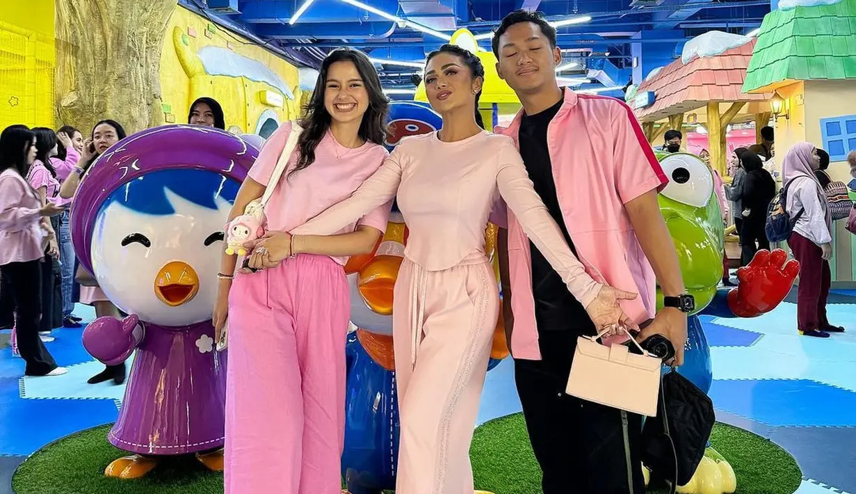 Krisdayanti padukan structure long sleeve dan training pants berwarna senada. [@krisdayantilemos]