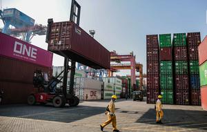 Aktivitas bongkar muat peti kemas di Pelabuhan Tanjung Priok, Jakarta, Kamis (14/4/2022). Kenaikan harga komoditas global di tengah perang Rusia-Ukraina tetap menjadi pendorong utama terjadinya surplus yang besar karena mendorong kinerja ekspor Indonesia. (Liputan6.com/Faizal Fanani)