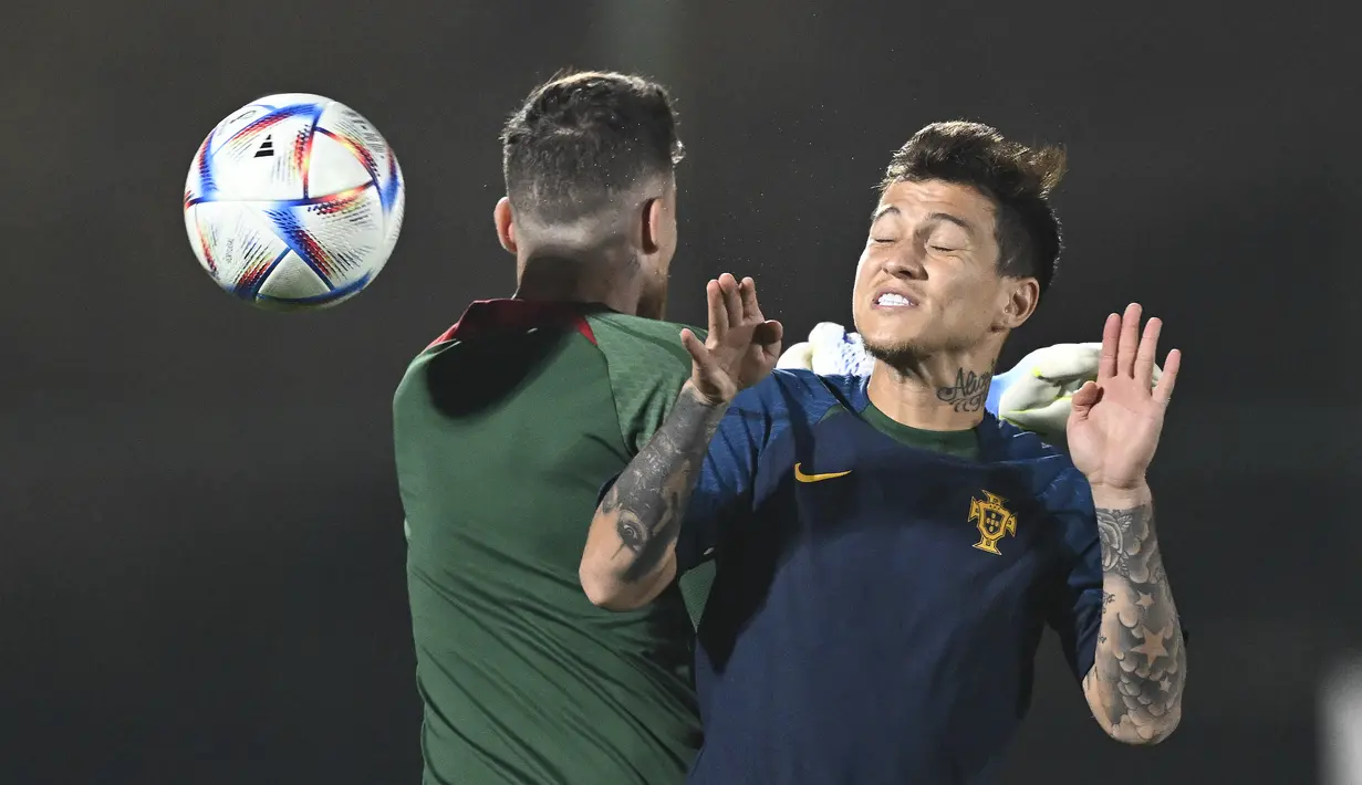 Kiper Portugal, Jose Sa (Kiri) dan gelandang Otavio menghadiri sesi latihan di tempat latihan Al Shahaniya SC, barat laut Doha pada 5 Desember 2022. Menilik catatan pertemuan, Swiss lebih unggul daripada Portugal. Sementara tahun ini, kedua tim sudah saling mengalahkan di UEFA Nations League. (AFP/Patricia De Melo Moreira)