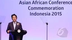 Perdana Menteri Jepang, Shinzo Abe menyampaikan kata sambutan saat pembukaan Konferensi Tingkat Tinggi (KTT) Asia Afrika tahun 2015 di Jakarta Convention Center, Rabu (22/4). (Liputan6.com/Herman Zakharia)