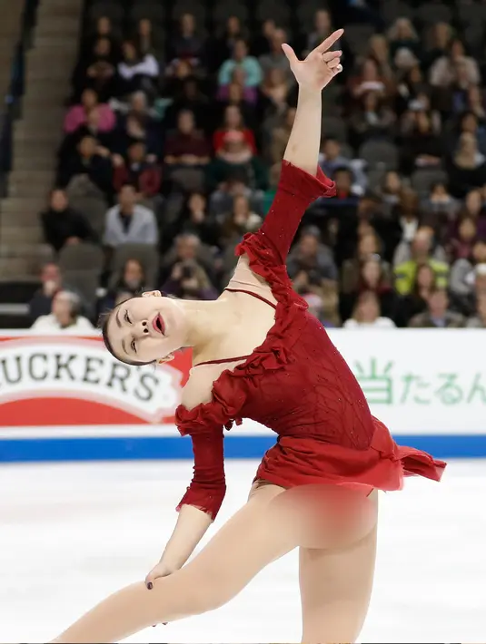 Pemain figure skating Kanako Murakami melakukan tariannya di Skate America 2016 di Sears Center Aren, Chicago, AS (21/10). Figure Skating adalah olahraga ice skating yang paling banyak diminati di seluruh dunia. (Reuters/ Kamil Krzaczynski) 
