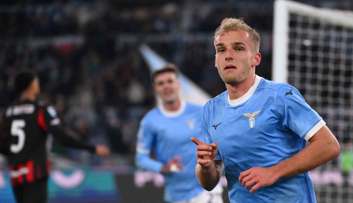 Di menit ke-26, melalui skema serangan balik, Lazio berhasil membobol gawang sang tamu lewat aksi Gustav Isaksen. Lazio unggul 1-0. Tampak dalam foto, penyerang Lazio asal Denmark, Gustav Isaksen (kanan) merayakan golnya saat pertandingan pekan ke-29 Serie A Italia 2025/2026 melawan AC Milan di Olimpico Stadium, Roma, Minggu 15 Maret 2026 waktu setempat atau Senin (16/3/2026) dini hari WIB. (Alberto PIZZOLI/AFP)