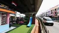 Foto pada 10 Februari 2019 menunjukkan Taman Baca Masyarakat (TBM) di bawah kolong jalan layang Ciputat, Tangerang Selatan. Suara tawa dan nyanyian sesekali meredam suara deru mobil-mobil di bawah jalan layang Ciputat yang telah menjadi surga bagi pecinta buku. (ADEK BERRY / AFP)