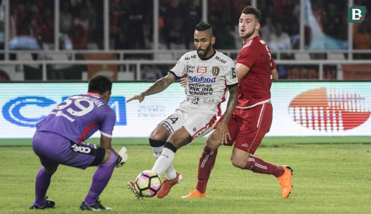Striker Persija Jakarta, Marko Simic, berebut bola dengan bek Bali United, Demerson Bruno, pada final Piala Presiden di SUGBK, Jakarta, Sabtu (17/2/2018). Persija menang 3-0 atas Bali United. (Bola.com/Vitalis Yogi Trisna)
