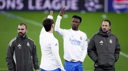 Pelatih sementara Real Madrid, Alvaro Arbeloa mematok target tinggi bagi timnya jelang laga menghadapi Benfica dini hari nanti. Tampak dalam foto, gelandang Real Madrid asal Prancis, Eduardo Camavinga (kedua kana ) memberi isyarat saat sesi latihan jelang matchweek kedelapan Liga Champions 2025-2026 melawan SL Benfica di stadion Luz, Lisbon pada Selasa 27 Januari 2026. (FILIPE AMORIM/AFP)
