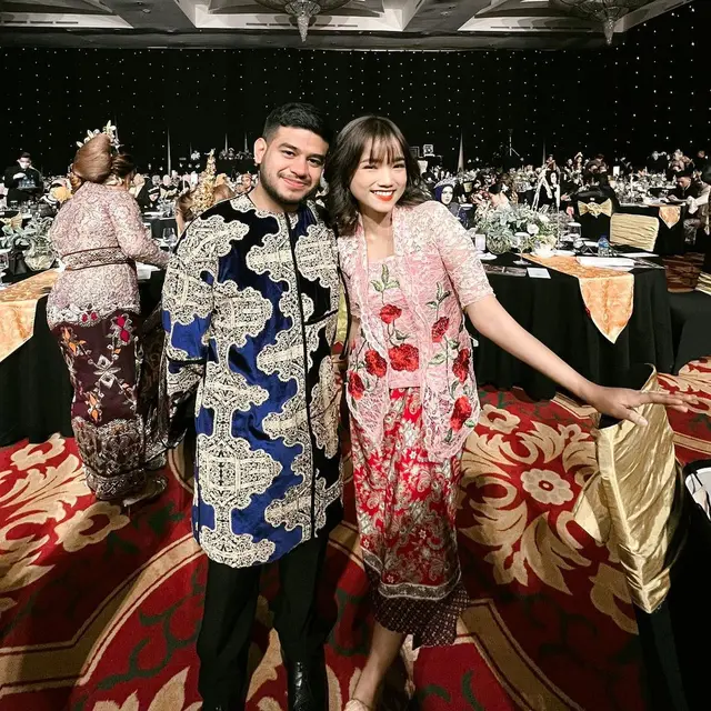 Potret 6 Selebgram di Acara Bisnis Kosmetik, Memukau dalam Balutan Kain Nusantara