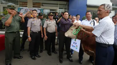 Direktur Utama Indosiar Komjen Pol (Purn) Imam Sudjarwo secara simbolis menyerahkan hewan qurban sapi kepada warga jelang Hari Raya Idul Adha 2017, di Studio 5 Indosiar, Jakarta, Kamis (31/08). (Liputan6.com/Johan Tallo)