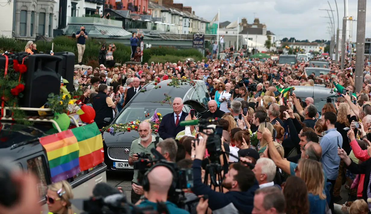 Sesuai dengan tradisi lama Irlandia, jenazah Sinead O’Connor pertama kali dibawa melewati rumah keluarga terakhirnya di Irlandia yang berada di Bray. (Liam McBurney/ PA via AP)