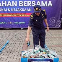 Barang-barang tersebut terdiri dari 41,5 juta batang hasil tembakau ilegal, termasuk 33,2 juta batang milik Bea Cukai dan 8,3 juta batang hasil penindakan Kejaksaan, serta 940,89 liter minuman mengandung etil alkohol (MMEA), 10 ribu gram tembakau iris, dan sejumlah barang bukti elektronik. Tampak dalam foto, petugas melakukan pemusnahan barang ilegal hasil penindakan di bidang kepabeanan dan cukai di ICE BSD City, Tangerang, Rabu (12/11/2025). (merdeka.com/Arie Basuki)