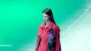 Seorang model memperagakan kreasi busana rancangan Zhang Zhaoda dan putrinya, Zhang Kaihui, dalam pembukaan Beijing Fashion Week di Beijing, ibu kota China (15/9/2020). (Xinhua/Chen Jianli)