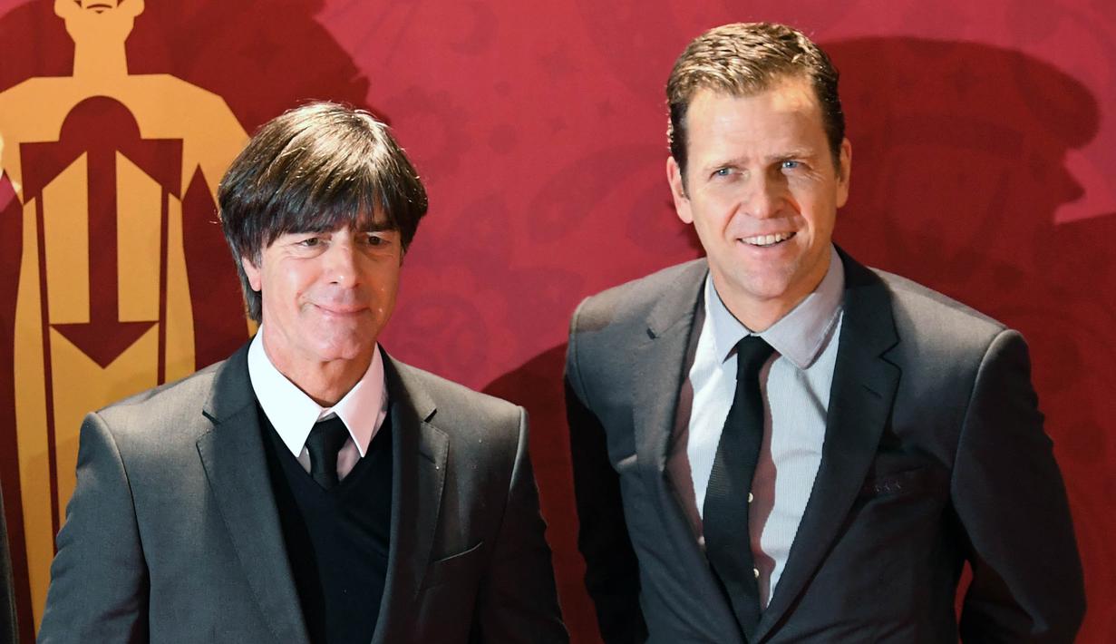 Legenda sepak bola Jerman, Joachim Loew dan Oliver Bierhoff, saat menghadiri Drawing Piala Dunia 2018 di Kremlin Palace, Jumat (1/12/2017). Acara tersebut dihadiri legenda sepak bola dunia. (AFP/Kirill Kudryavtsev)