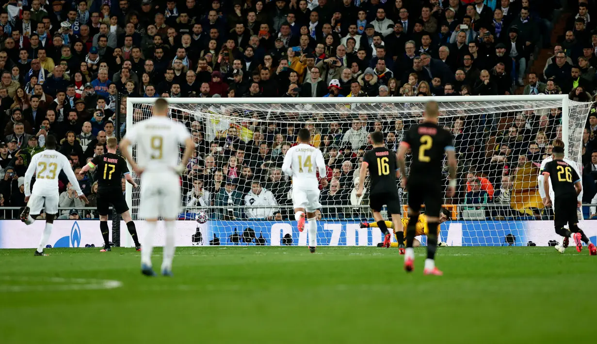 Pemain Manchester City Kevin De Bruyne (kedua kiri) mencetak gol ke gawang Real Madrid pada leg pertama babak 16 Liga Champions di Stadion Santiago Bernabeu, Madrid, Spanyol, Rabu (26/2/2020). Manchester City menang 2-1. (AP Photo/Manu Fernandez)