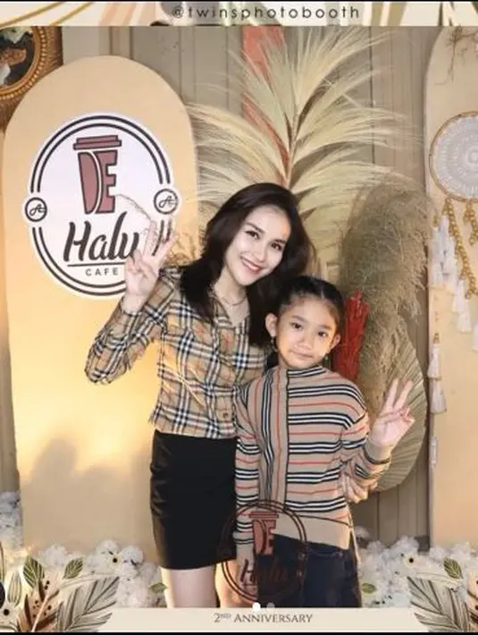 Tak hanya tampil di televisi saja Ayu Ting Ting dan Bilqis kompak dalam berpakaian. Saat jalan-jalan, mereka pun berusaha memakai baju yang sama. (Foto: Instagram/@ayutingting92)