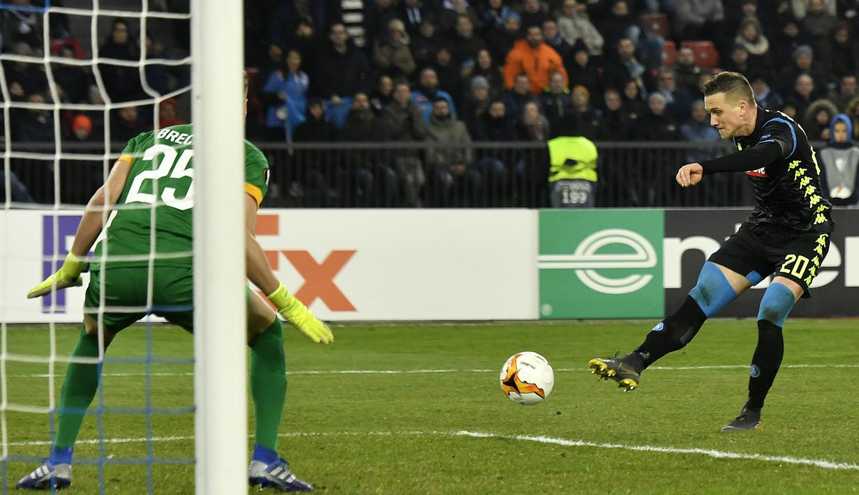 Pemain Napoli, Piotr Zielinski, menendang bola saat melawan FC Zurich pada laga Liga Europa di Stadion Letzigrund, Kamis (14/2). Napoli menang 3-1 atas FC Zurich. (AP/Walter Bieri)