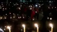 Aksi 1.000 lilin ini berjalan damai dan diakhiri dengan pembacaan doa. (Liputan 6 SCTV)