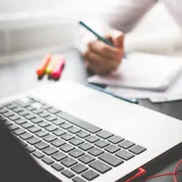 Buat kamu yang bekerja di hari Lebaran, jangan sedih. Karena, bekerja di hari libur itu juga ada sisi positifnya. | via: jalantikus.com