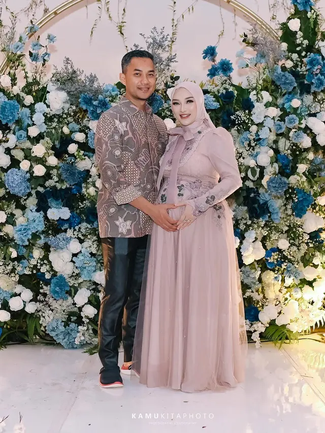 Berbalut Gamis Pink Berpita, 5 Potret Cantik Zaskia Gotik Gelar Tasyakuran 7 Bulan Kehamilan Anak Ketiga (credit: instagram/zaskia_gotix).