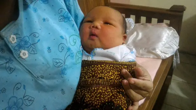 Ibu Mungil di Cilacap Tak Sekali Lahirkan Bayi Jumbo 